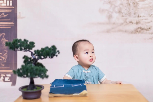 代怀哪里最便宜宝宝眼睛突然肿了